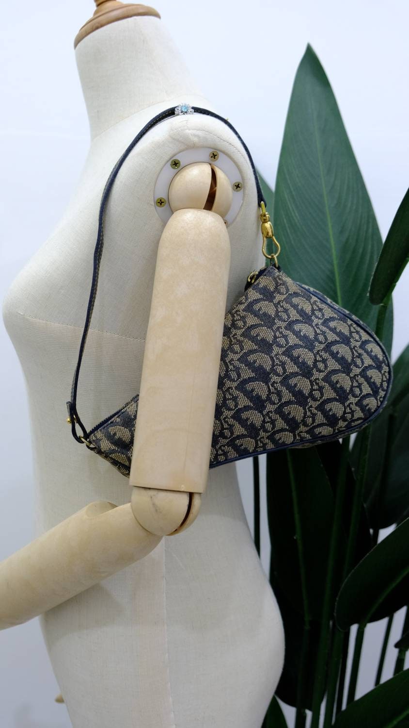 💕Louis Vuitton💕 Saddle bag Women's slant shoulder broadband bag fashion