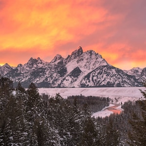 Feuriger Sonnenuntergang im Grand Teton National Park in Jackson Hole Wyoming | Wandkunst aus felsigen Bergen | Wyoming Kunst