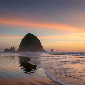 Haystack rock at sunset at the pacific ocean, Cannon beach Oregon |Oregon photo | Pacific northwest photo | Seastack photo | Ocean photo