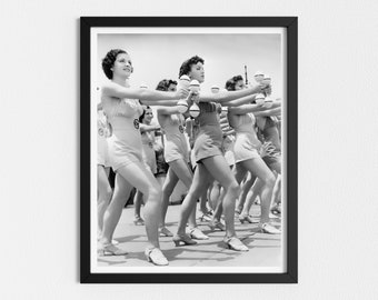 Utskrivbara vintagefoton | Flickor som gör aerobics | Väggkonst för fitness | Retrofotografi | Svartvit konst | Nedladdningsbara utskrifter
