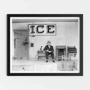 Vintage Fotodruck | Mann, der Eis verkauft | Retro Fotografie | Schwarz-Weiß-Kunst | Schaufensterfoto | Herunterladbare Drucke