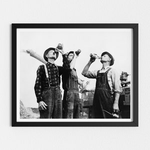 Vintage Fotodruck | Männer trinken Bier | Schwarz-Weiß-Kunst | Vintage Bar Drucke | Herunterladbare Drucke