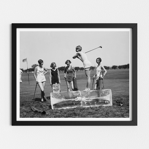 Vintage foto afdrukbaar | Golf in zwemkleding | Vintage sportdecor | Zwart-witte kunst | Downloadbare afdrukken