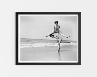 Foto vintage imprimible / Mujeres divirtiéndose / Arte costero en blanco y negro / Fotos de playa / Impresiones descargables