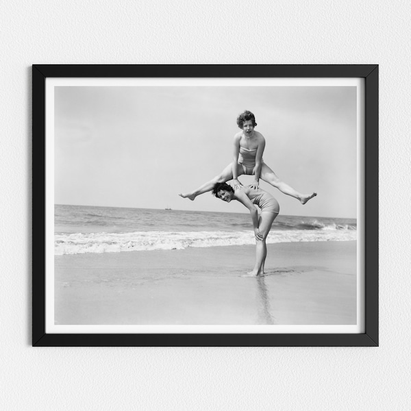 photo vintage imprimable | Femmes s'amusant | Art côtier noir et blanc | Photos de plage | Impressions téléchargeables