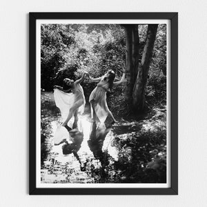 Vintage Foto zum Ausdrucken | Schöne Frauen tanzen im Wald | Schwarz-Weiß-Kunst | Schlafzimmer Wandkunst | Herunterladbare Drucke