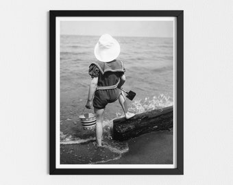Foto vintage imprimible / Chica joven en la playa / Arte en blanco y negro / Arte de la pared costera / Impresiones descargables