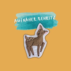 Könnte beinhalten: Ein gestickter Bügelaufkleber mit einem Rehkitzen und dem Text "AUFNÄHER REHKITZ" auf einem blauen Aquarellhintergrund.
