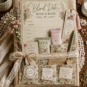 Könnte beinhalten: Ein Geschenkset mit der Aufschrift Blind Date with a Book, verpackt in braunem Papier mit Spitzenband. Es enthält ein florales Lesezeichen mit Quaste, einen Stift, eine Schokolade, einen Teebeutel und Karten mit verschiedenen Texten.