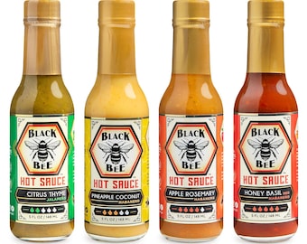 Puede incluir: Cuatro botellas de salsa picante Black Bee con tapas y etiquetas doradas. Sabores: Citrus Thyme, Pineapple Coconut, Apple Rosemary y Honey Basil. Cada botella contiene 148 ml de salsa.