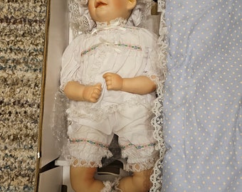 muñeca de porcelana antigua