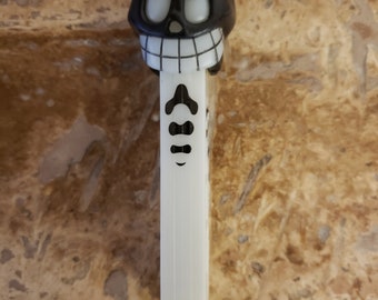 Vintage zwarte pez-dispenser met schedel.