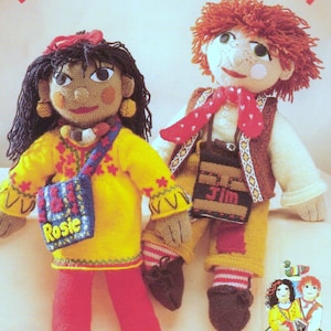 Pode incluir: Duas bonecas de malha feitas à mão. Uma boneca usa uma blusa amarela, calças vermelhas e uma bolsa azul com o nome "Rosie". A outra boneca usa uma camisa branca, um colete marrom e uma bolsa com o nome "Jim". Ambas as bonecas têm cabelo de lã.