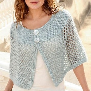 Könnte beinhalten: Eine hellblaue Häkeljacke mit Knöpfen. Die Jacke hat ein zartes Lochmuster und kurze Ärmel.