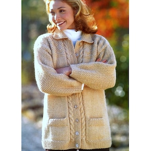 Könnte beinhalten: Beigefarbene Strickjacke mit Kragen, zwei Vordertaschen und Knöpfen. Der Pullover hat ein strukturiertes Stichmuster und ein Zopfmuster auf der Vorderseite. Die Strickjacke ist aus einem weichen, warmen Material gefertigt.