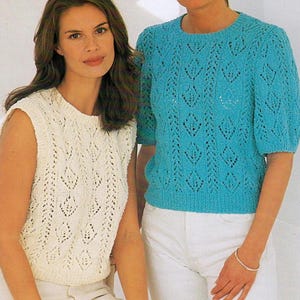 Peut inclure: Deux femmes portant des hauts en crochet. Le haut de gauche est blanc et sans manches. Le haut de droite est turquoise à manches courtes. Les deux hauts présentent un motif en dentelle.