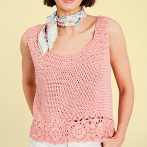 Peut inclure: Un débardeur en crochet rose avec une délicate bordure en dentelle crochetée. Le débardeur a un col rond et est sans manches.