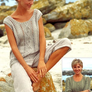 Könnte beinhalten: Zwei Frauen tragen gestrickte Oberteile. Die Frau links trägt ein hellgraues ärmelloses Oberteil mit einem Zopfmuster. Die Frau rechts trägt ein grünes Oberteil mit kurzen Ärmeln und einem ähnlichen Zopfmuster.