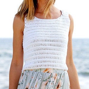 Può includere: Top bianco in crochet con una trama aperta e sciolta. Il top è senza maniche e ha un collo rotondo.