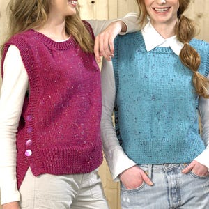 Peut inclure: Deux gilets tricotés, un magenta et un turquoise, sont présentés. Le gilet magenta a une fente latérale et une fermeture boutonnée. Le gilet turquoise a une fermeture boutonnée. Les deux gilets ont un motif moucheté et sont portés sur des chemises blanches à manches longues.