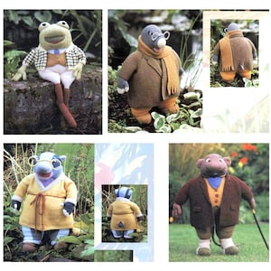 Op de afbeelding: Een collectie van vijf gebreide dierenfiguren, waaronder een kikker in een geruit jasje, een mol in een bruine jas met sjaal en bril, een das in een gele kamerjas met bril en een muis in een bruin jasje die een wandelstok vasthoudt.