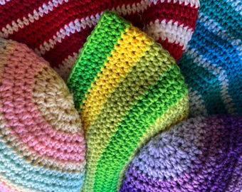 Gorros variados para adultos: hechos a mano, diseños únicos.