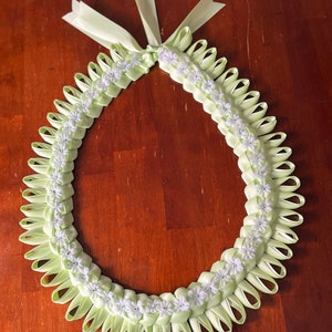Lei - Light Kiwi Green with Little White Flowers (45&quot;)