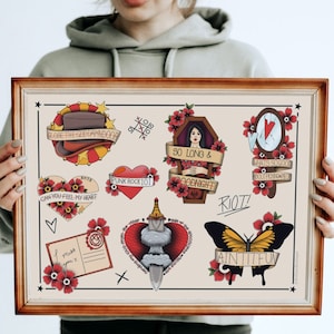 Puede incluir: Una impresión enmarcada con varias ilustraciones de estilo tatuaje. Los diseños incluyen un ataúd con una mujer, un corazón con una daga, una mariposa y texto que dice "SO LONG & GOODNIGHT", "PUNK ROCK 101" y "AIN'T IT FUN".