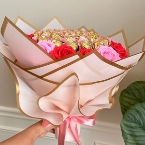 Pink Roses Bouquet with Ferrero Rocher Chocolotes. Gift for Mother, Friend, Birthday or Any occasions. Thank you, Get well Bouquet imagem 7