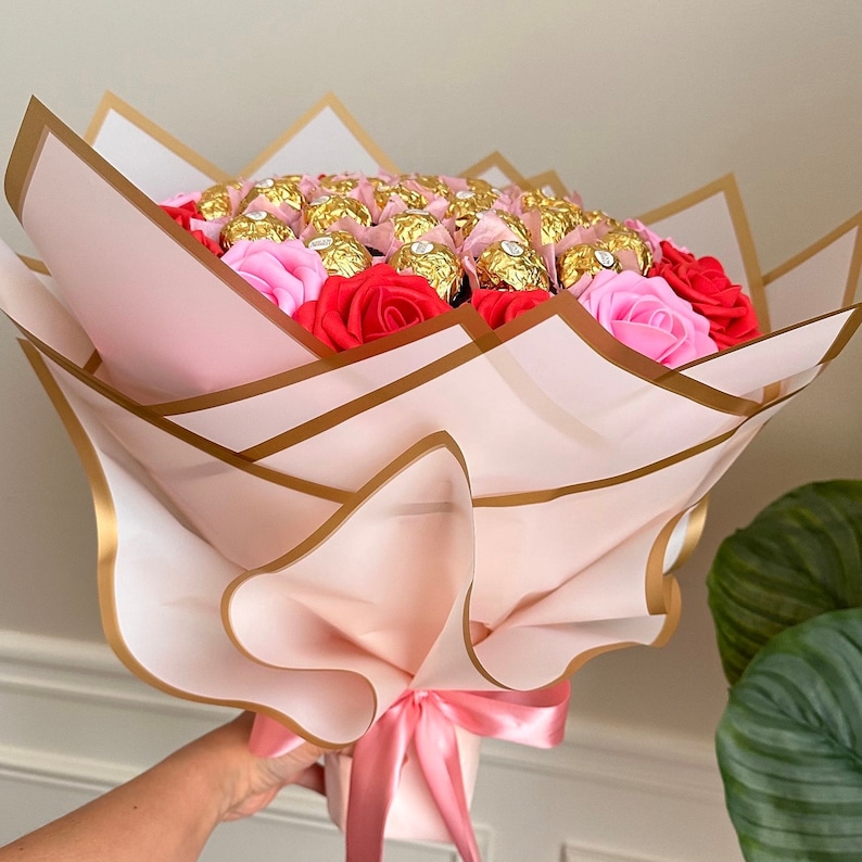 Pink Roses Bouquet with Ferrero Rocher Chocolotes. Gift for Mother, Friend, Birthday or Any occasions. Thank you, Get well Bouquet imagem 7