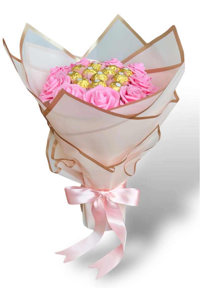 Pink Roses Bouquet with Ferrero Rocher Chocolotes. Gift for Mother, Friend, Birthday or Any occasions. Thank you, Get well Bouquet imagem 3
