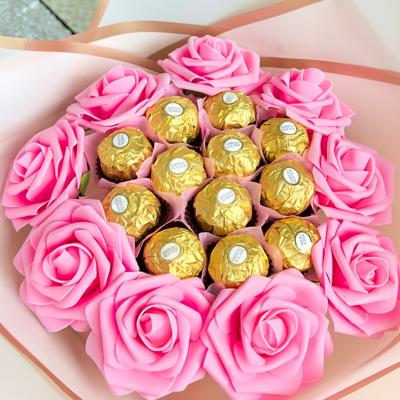 Pink Roses Bouquet with Ferrero Rocher Chocolotes. Gift for Mother, Friend, Birthday or Any occasions. Thank you, Get well Bouquet imagem 2
