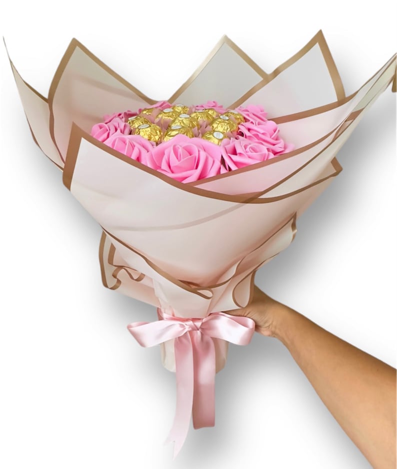 Pink Roses Bouquet with Ferrero Rocher Chocolotes. Gift for Mother, Friend, Birthday or Any occasions. Thank you, Get well Bouquet imagem 5