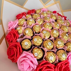 Pink Roses Bouquet with Ferrero Rocher Chocolotes. Gift for Mother, Friend, Birthday or Any occasions. Thank you, Get well Bouquet imagem 4