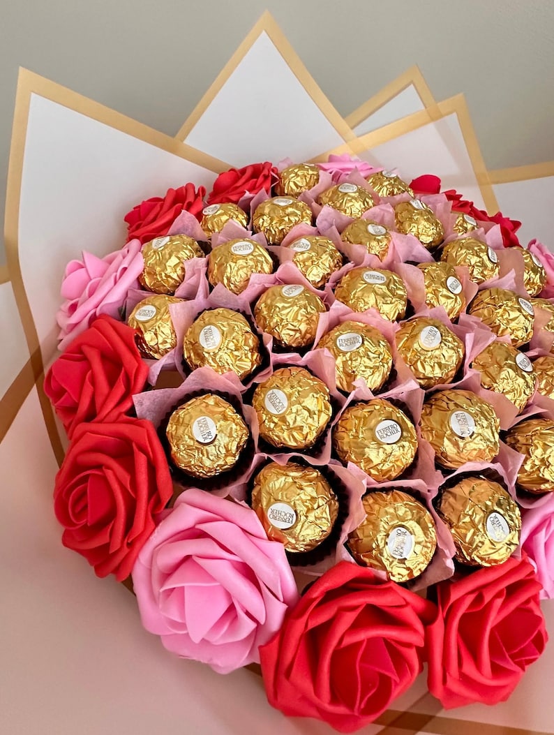 Pink Roses Bouquet with Ferrero Rocher Chocolotes. Gift for Mother, Friend, Birthday or Any occasions. Thank you, Get well Bouquet imagem 4