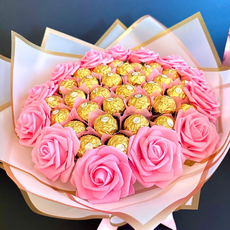Pink Roses Bouquet with Ferrero Rocher Chocolotes. Gift for Mother, Friend, Birthday or Any occasions. Thank you, Get well Bouquet imagem 6