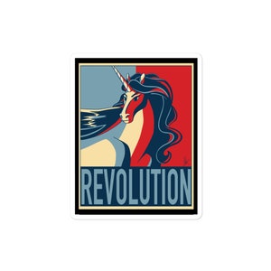 K&ouml;nnte beinhalten: Ein Plakat im Vintage-Stil mit einem Einhorn in einem blau-wei&szlig;-roten Farbschema. Die M&auml;hne des Einhorns ist schwarz und sein Horn ist wei&szlig;. Das Plakat tr&auml;gt das Wort "REVOLUTION" in fetten, wei&szlig;en Buchstaben unten.