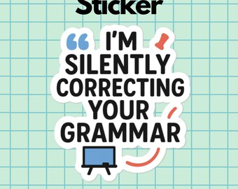 Op de afbeelding: Een witte sticker met de tekst "I'M SILENTLY CORRECTING YOUR GRAMMAR" in het zwart, met blauwe en rode accenten. Het woord "Sticker" staat bovenaan. De sticker heeft een lichtgroene rasterachtergrond. De onderkant van de sticker heeft de tekst "@CTRLSMERCH".