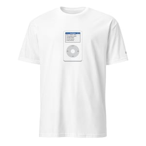 Könnte beinhalten: Weißes T-Shirt mit einer Grafik eines klassischen weißen iPods, der einen blauen Bildschirm mit einer Wiedergabeliste anzeigt. Das T-Shirt hat einen Rundhalsausschnitt und kurze Ärmel. Die iPod-Grafik ist mittig auf der Brust platziert.