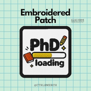 Könnte beinhalten: Gestickter Aufnäher mit schwarzem Rand und dem Text "PhD loading" in Schwarz und Weiß. Das Design umfasst einen Bleistift, ein Buch und einen Ladebalken. Der Aufnäher enthält auch den Text "Ctrl+S Merch" und den Benutzernamen "@CTRLSMERCH".