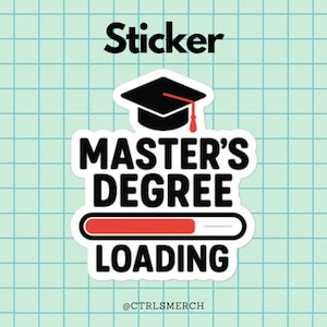 Peut inclure: Autocollant blanc avec le texte "Sticker" en haut. En dessous, un dessin d'un chapeau de remise de diplôme et les mots "MASTER'S DEGREE LOADING" avec une barre de progression. L'autocollant est sur un fond quadrillé bleu clair. Le compte du vendeur est @CTRLSMERCH.