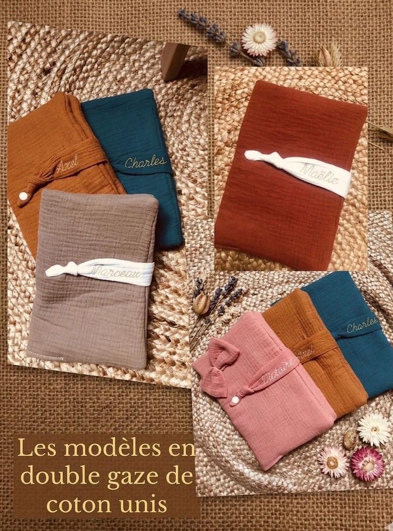 Puede incluir: Art&iacute;culos de tela doblados en varios colores, incluyendo &oacute;xido, verde azulado y rosa, se exhiben sobre una superficie tejida. Cada art&iacute;culo est&aacute; asegurado con una banda blanca, algunos bordados con nombres. El texto "Les mod&egrave;les en double gaze de coton unis" es visible.