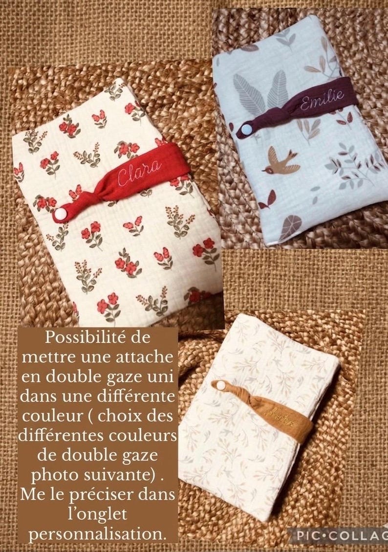 Puede incluir: Tres art&iacute;culos de tela doblados con bandas el&aacute;sticas personalizadas. Uno es crema con estampado floral rojo y "Clara" en una banda roja. Otro es azul claro con un dise&ntilde;o de p&aacute;jaros y hojas, con "Emilie" en una banda burdeos. El tercero es blanco con un estampado floral.