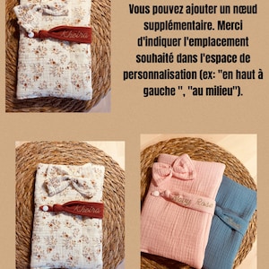 Puede incluir: Un collage de accesorios para beb&eacute;s, que incluye una manta con estampado floral con un lazo a juego y una banda el&aacute;stica roja con el nombre "Kheira". Otros art&iacute;culos incluyen mantas rosas y azules con lazos y bandas personalizadas. Texto en franc&eacute;s.