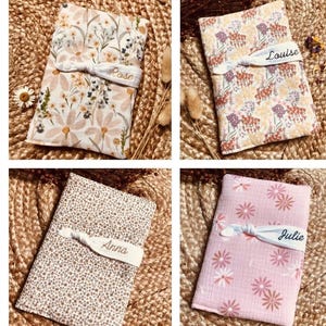 Puede incluir: Cuatro cambiadores para beb&eacute;s con estampados florales. Cada cambiador est&aacute; doblado y asegurado con una cinta blanca. Los cambiadores presentan diferentes dise&ntilde;os florales en tonos rosa, beige y marr&oacute;n. Los nombres "Rose", "Louise", "Anna" y "Julie" est&aacute;n bordados en las cintas.