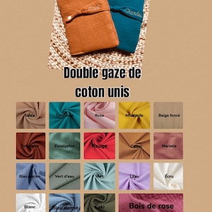 Puede incluir: Se muestran dos mantas de gasa de algod&oacute;n doble, una naranja y otra turquesa. La manta naranja tiene bordado el nombre "Annel", y la manta turquesa tiene bordado el nombre "Charles". La imagen tambi&eacute;n muestra una carta de colores con varios colores de tela.
