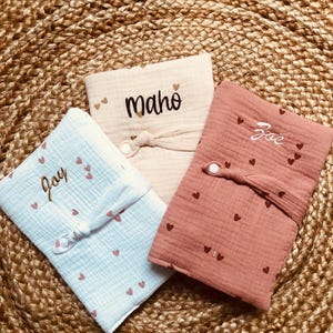 Funda de gasa doble para registro de salud cardíaca, regalo de nacimiento, bordada o termoadhesiva. Regalo personalizado para bebé (niña o niño).
