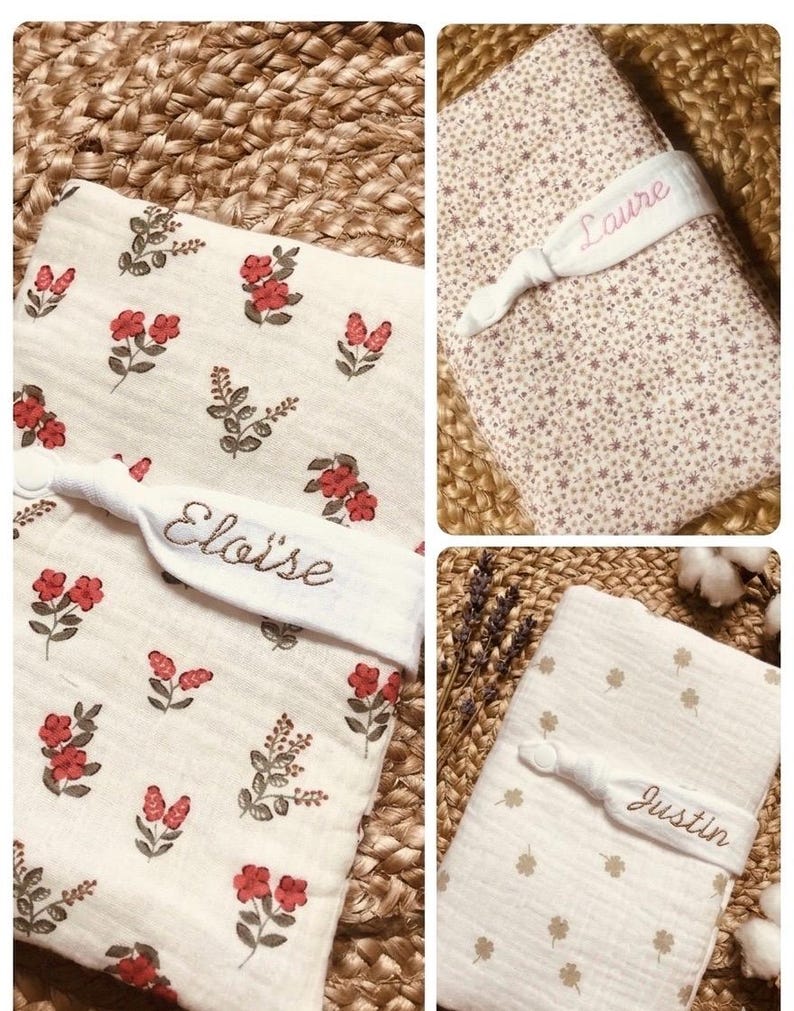 Puede incluir: Una colecci&oacute;n de mantas personalizadas para beb&eacute;s. Una manta presenta un estampado floral con flores rojas, otra tiene un peque&ntilde;o patr&oacute;n de estrellas y la tercera tiene un patr&oacute;n de tr&eacute;boles. Cada manta est&aacute; asegurada con una banda blanca bordada con un nombre.