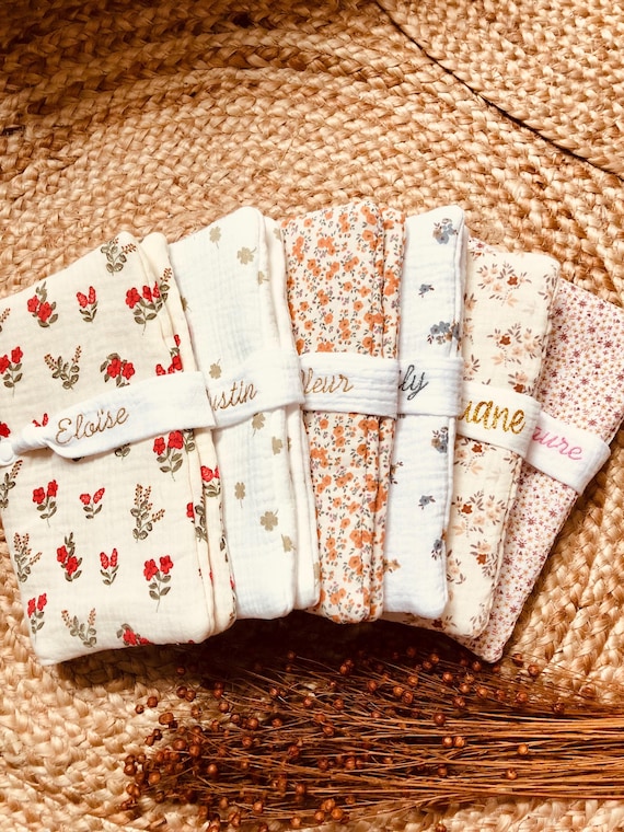Protège carnet de santé personnalisé avec le prénom brodé - Cadeau de naissance - Cadeau bébé . Double gaze de coton fleuri ou uni .