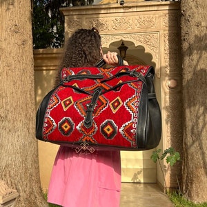 Personalisierte Reisetasche aus rotem Kelim, Wochenendtasche aus rotem Teppichleder, handgefertigte Reisetasche aus Kelimleder für Frauen, Geschenk für Sie